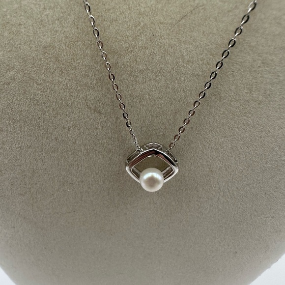 Silver 925 and Pearl Diamond Shape Necklace - Picture 1 of 8